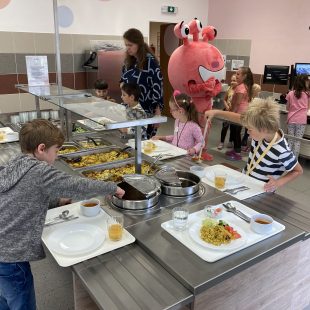 Děti v Tanvaldu si obědy nabírají samy. Baví se hrou a šetří životní prostředí